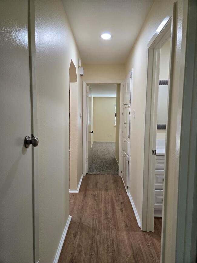 Building Photo - 6704 Clubway Ln
