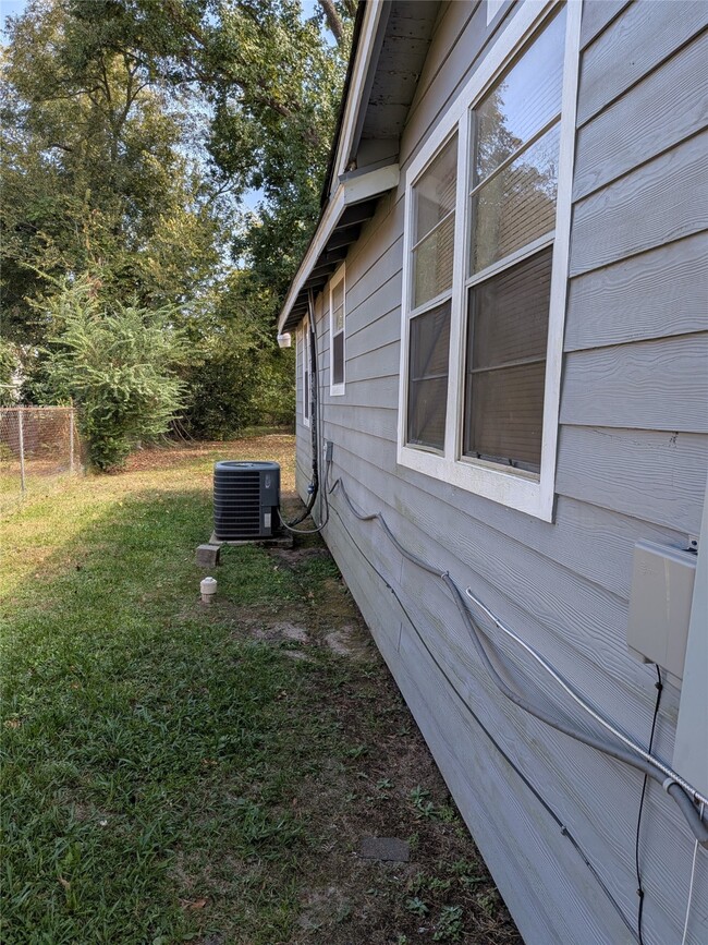 Building Photo - 7904 Hoffman St