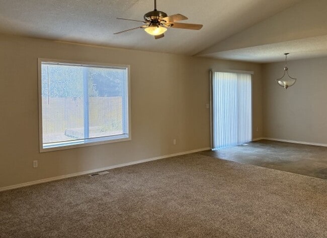 Building Photo - 3Bd/2Ba Single Story Home - Available to View!