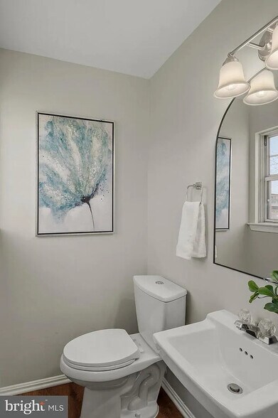 upstairs bed 1 half bath - 5005 Apache St