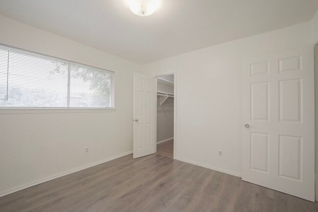Building Photo - 9811 Mango St