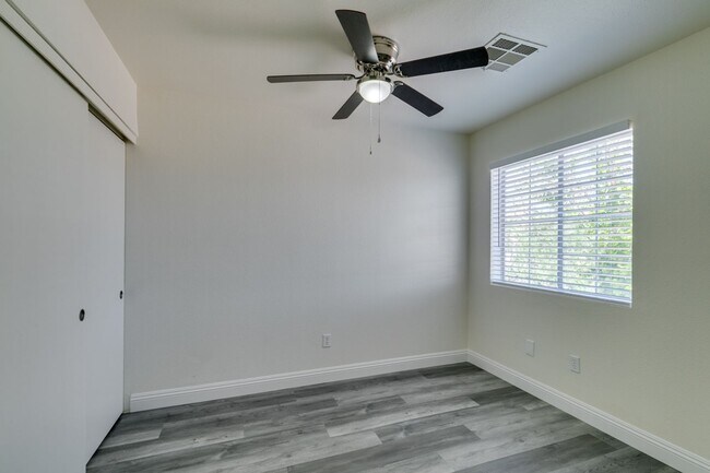 Building Photo - Stunning 4 bedroom, 2.5 bathroom