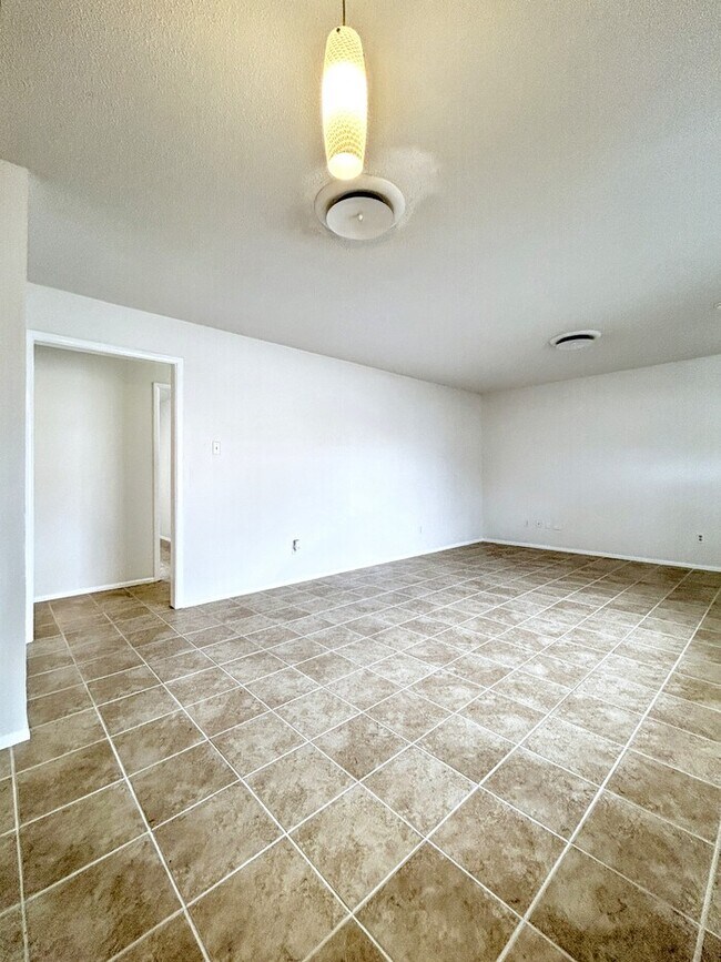 Building Photo - 1212 Hillcrest Dr