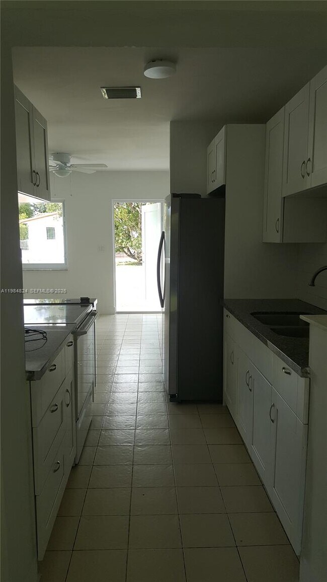 Building Photo - 6300 SW 21st St