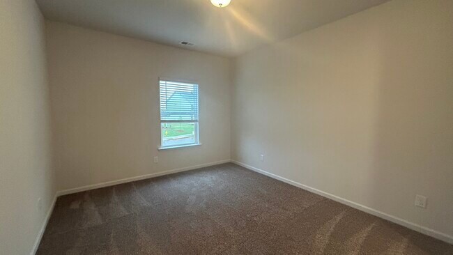 Building Photo - 415 Pointe N Dr