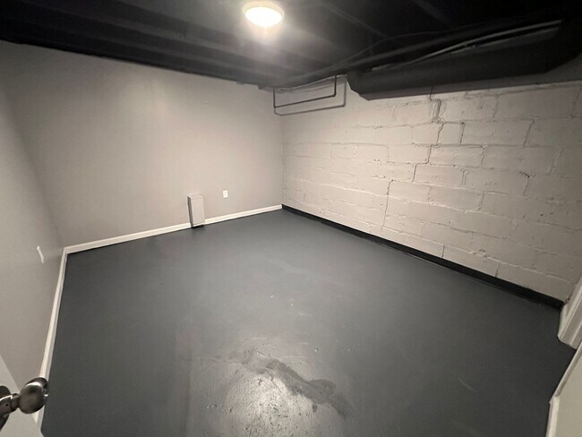 Building Photo - $875 - 3 bed 1 bath - Beautiful apartment ...