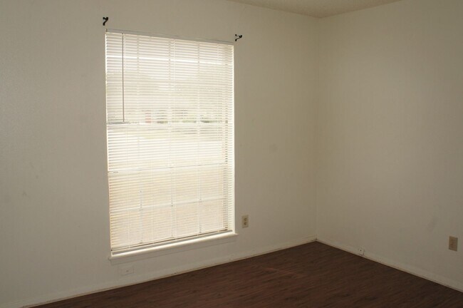 Building Photo - 1044