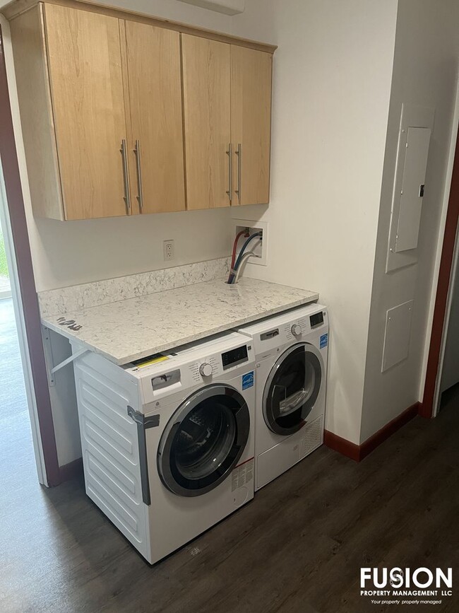 Building Photo - Bright 2-Bedroom Home Near Oakledge Park w/Pool!