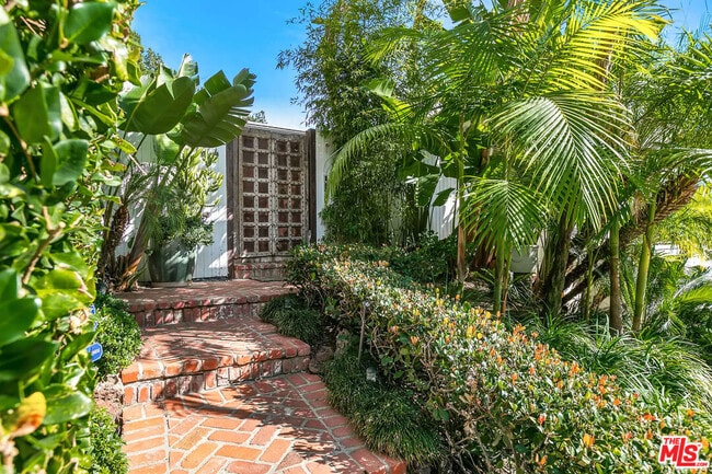 Building Photo - 1644 Marmont Ave