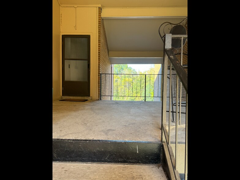 Building Photo - 515 Basswood Ave