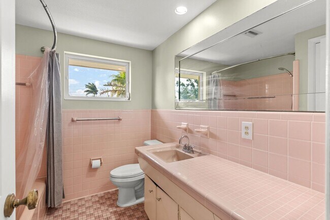 Building Photo - Waterfront 3 Bedroom in Yacht Club Estates