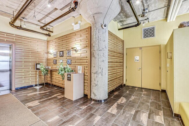 Building Photo - 1111 W 14th Pl