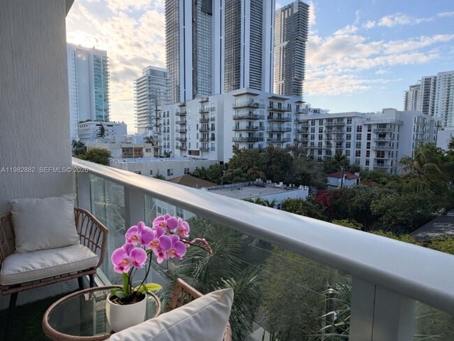 Building Photo - 321 NE 26th St