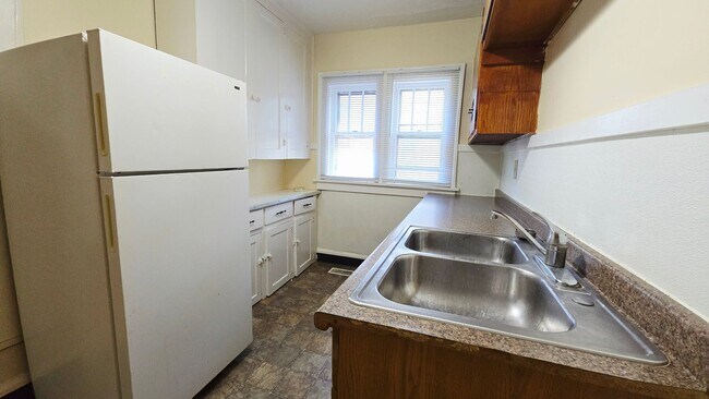 Building Photo - 2312 Hecker Ave