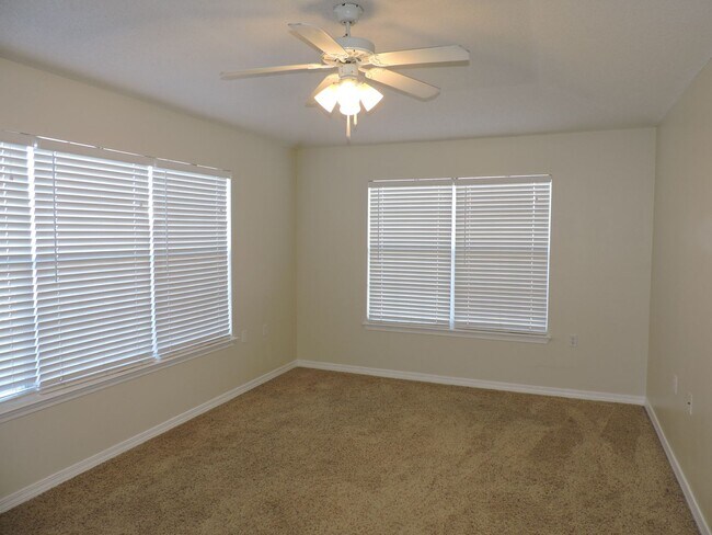 Building Photo - Easy access to shopping, interstate & Navy Federal complex!