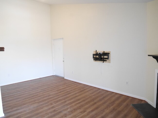 Building Photo - Roomy Two Bedroom Condo- Glen Burnie, MD