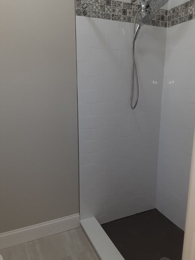 Building Photo - Annual unfurnished 3/2 nicely renovated SFH with large yard overlooking a lake.