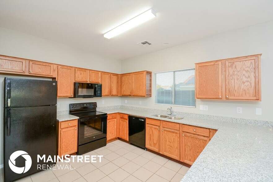 Building Photo - 13289 N Primrose St