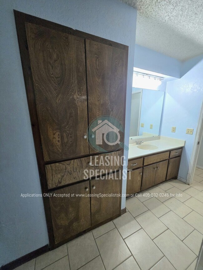 Building Photo - Charming Yukon 3 Bed 2 Bath Home
