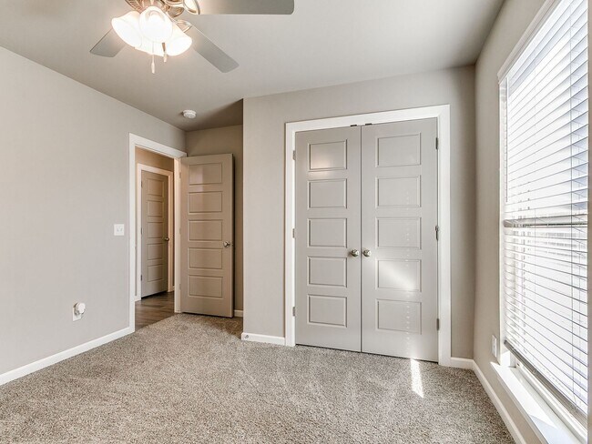 Building Photo - 3 bedroom, 2 bathroom, 2 car garage