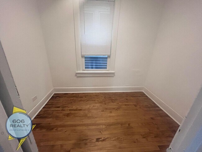 Building Photo - Spacious Vintage 3-Bedroom Apartment – Heat Included