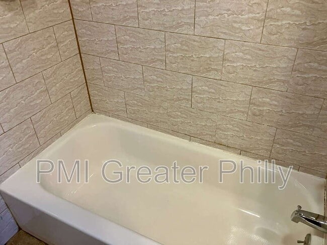 Building Photo - 1705 Bridge St