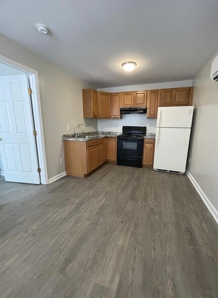 Primary Photo - 905 Riverside Dr
