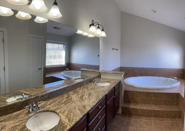 Building Photo - Spacious home with tons of upgrades! 4 Bedrooms/3.5 bathrooms