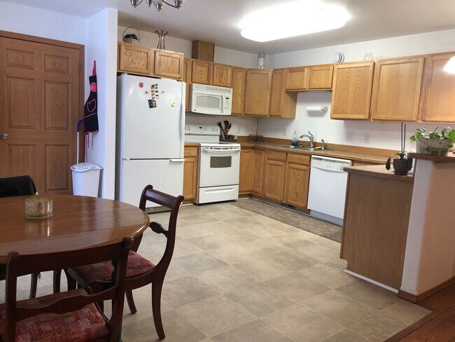 Building Photo - 711 B St