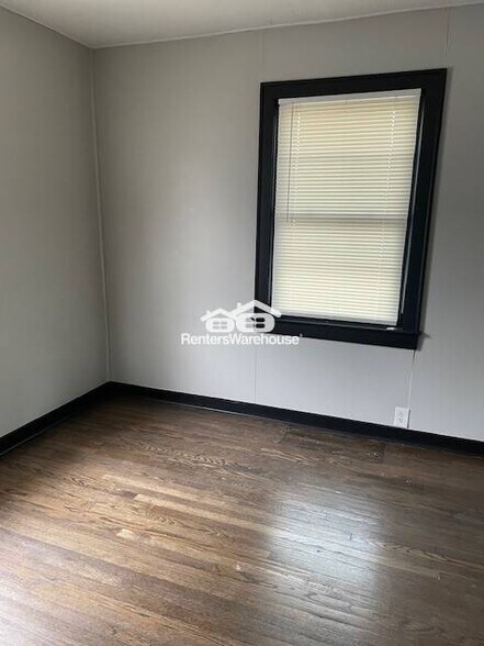 Building Photo - 576 S Oxford Ave