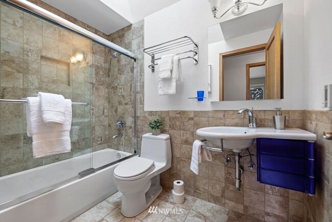 Building Photo - Oversized 4 Bedroom 3 Bathroom Home- Picni...