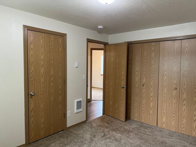 Building Photo - 3Bd/1.5Ba Two Story House - Available Soon!