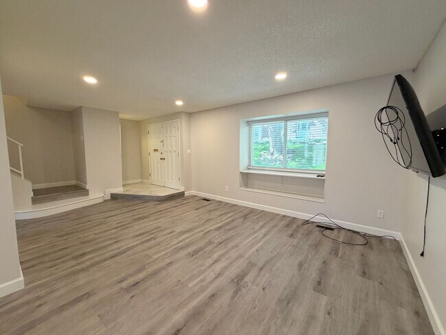 Building Photo - 529 S Xenon Ct