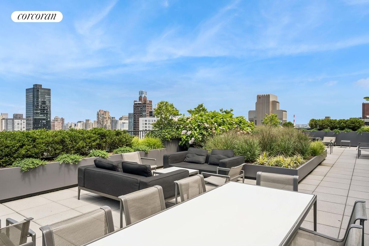 Building Photo - 200 E 62nd St