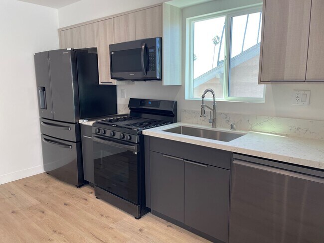 Building Photo - REST OF NOVEMBER FREE! Spacious 4 Bedroom ...