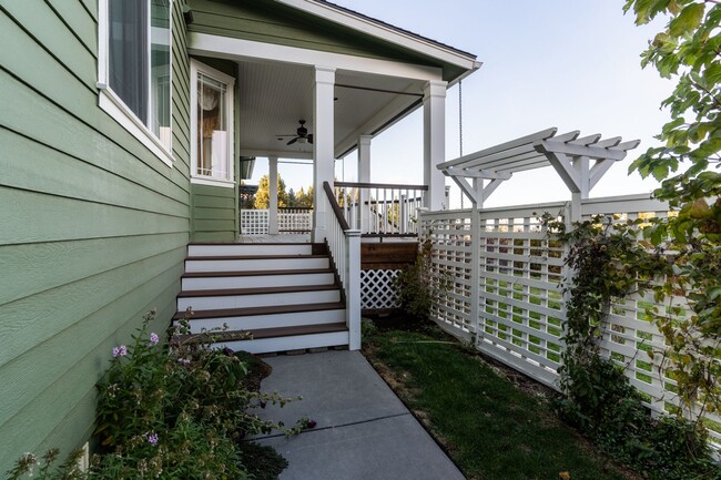 Building Photo - Stunning home on Awbrey Butte!