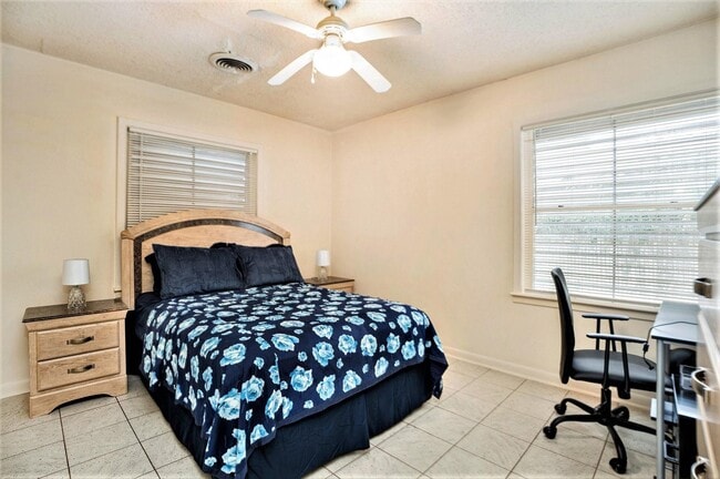 Building Photo - 17 Manor Way