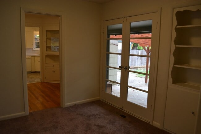 Building Photo - Quaint two-bedroom charmer in Northeast Salem