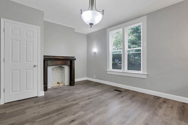 Building Photo - 341 E Markison Ave
