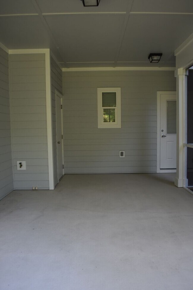 Building Photo - Available June 1 Three Bedroom Townhouse a...