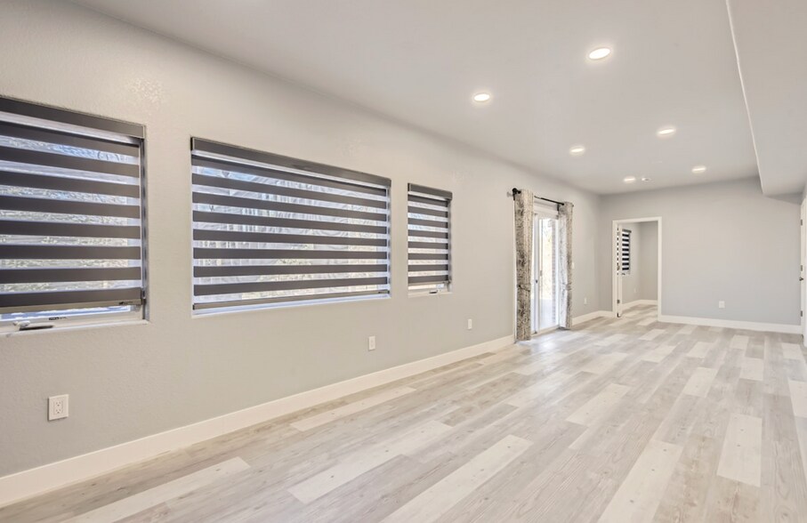 Building Photo - 15721 E Lake Cir