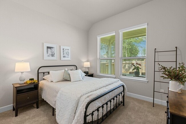 Building Photo - 321 Rise Ln