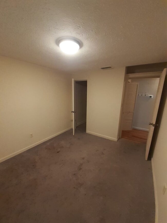 Building Photo - 306 Celery Ave S