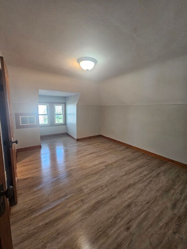 Building Photo - 1-603 1/2 N Superior Ave