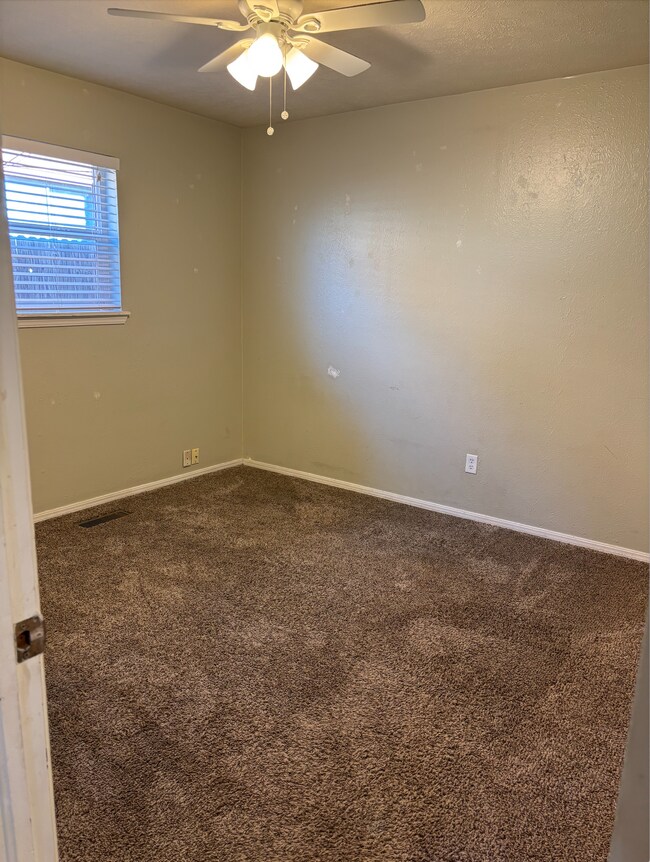 Building Photo - 3 bedroom 2 bath Edmond Duplex