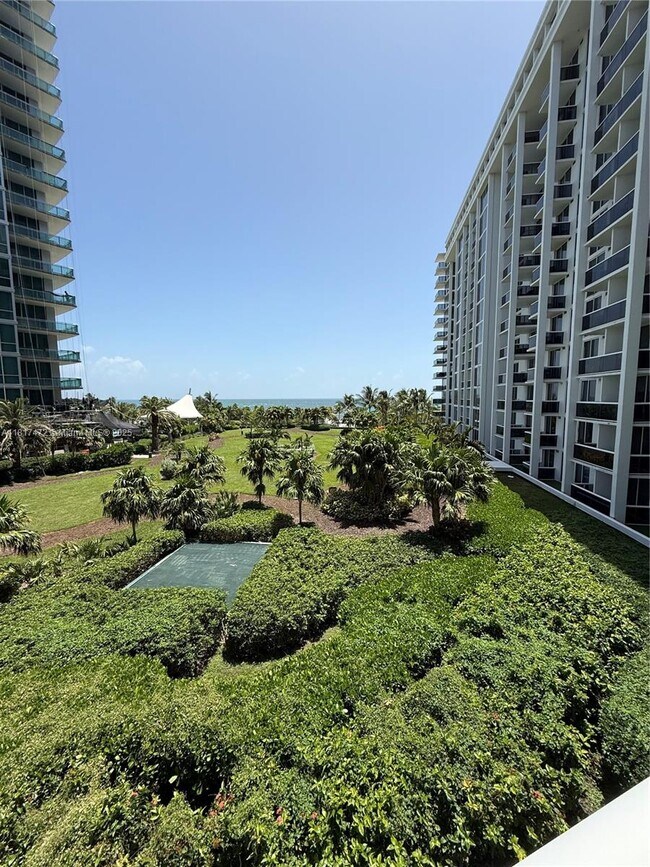 Primary Photo - 10275 Collins Ave