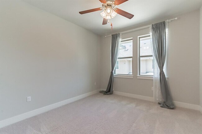 Building Photo - 13800 Lyndhurst St