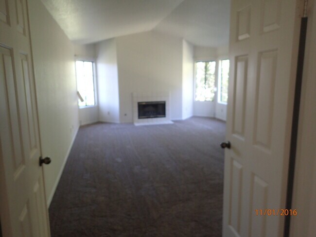 Building Photo - 4 Bedroom, 2.5 Bath House w/2 Garages on 1...