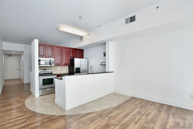 Building Photo - Modern 1/1 Condo in the Heart of Orlando –...