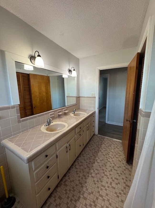 Building Photo - 123 Bear Creek Rd